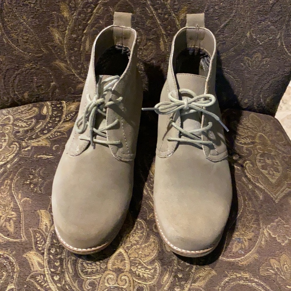 White Mountain tan suede ankle boot 8.5